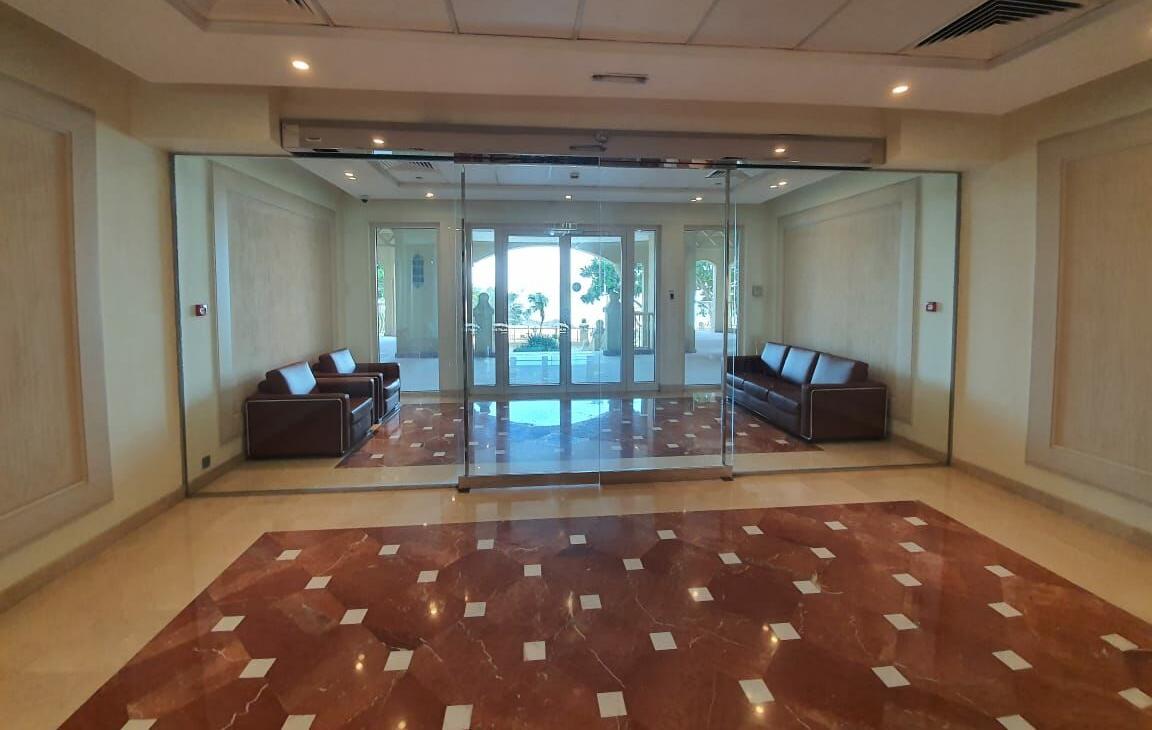 Shoreline Apartments: Lobby