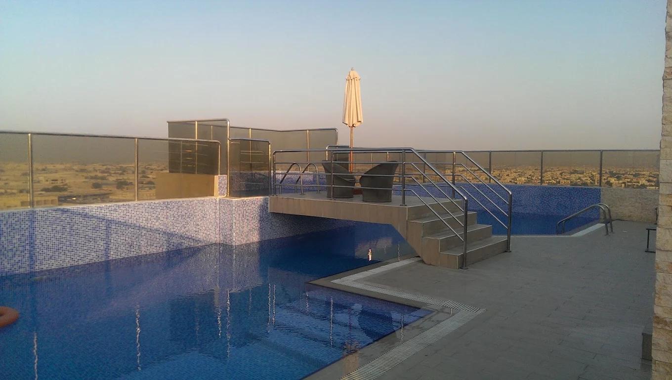 Al Noon Residence: Pool