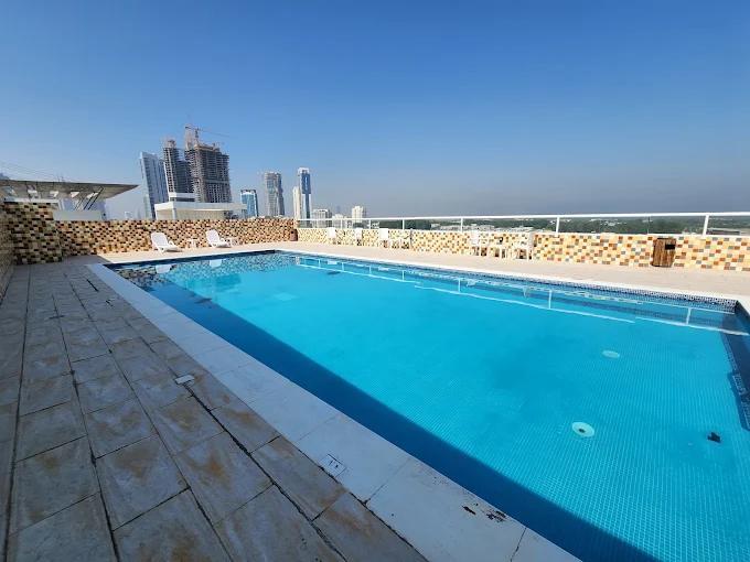 Art Residence: Pool