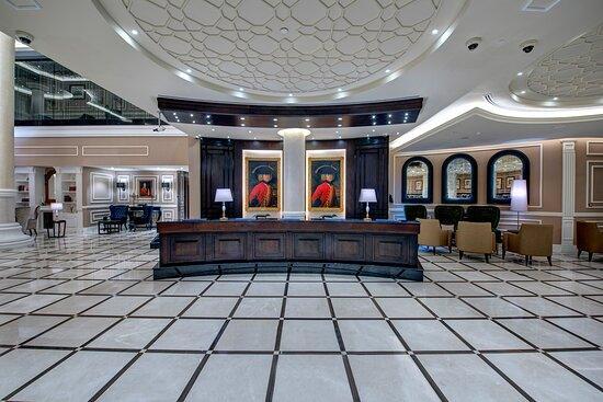 Dukes The Palm: Lobby