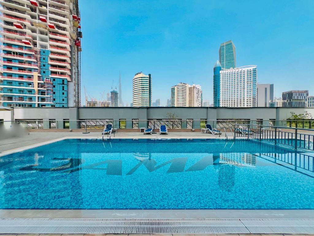 Executive Bay: Pool
