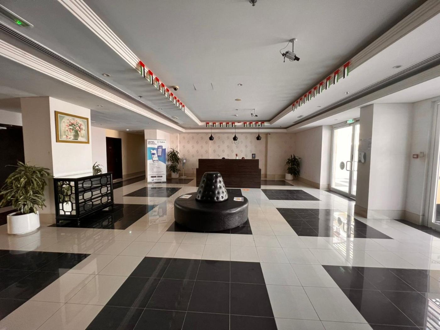 Kensington Manor: Lobby