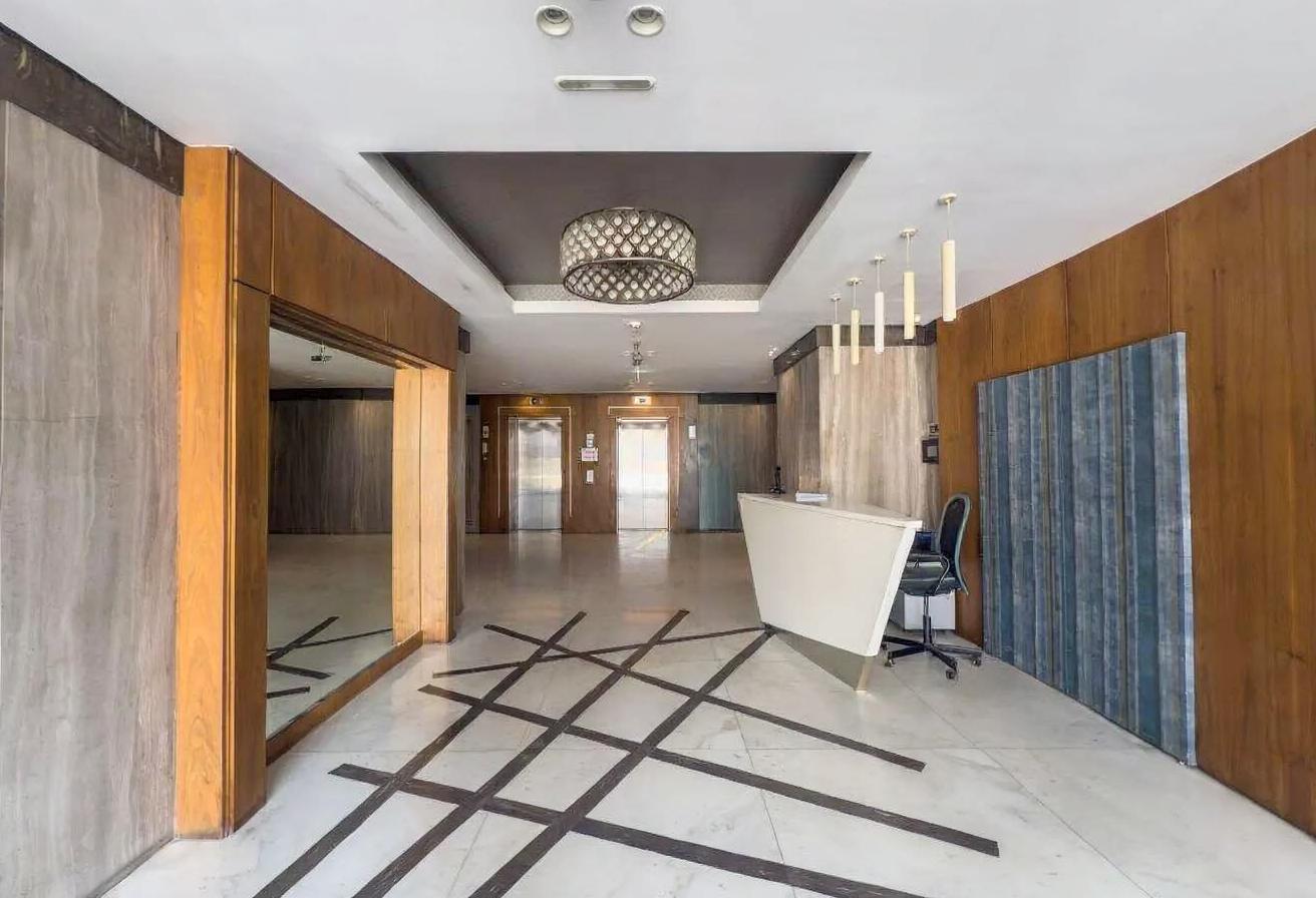 Oakville: Lobby