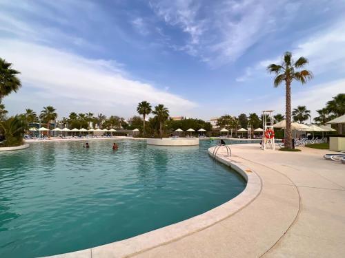 Pelham: Pool