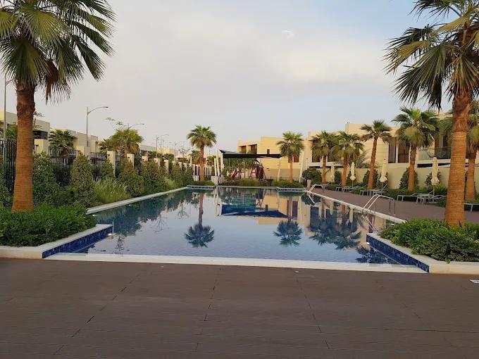 Queens Meadow: Pool