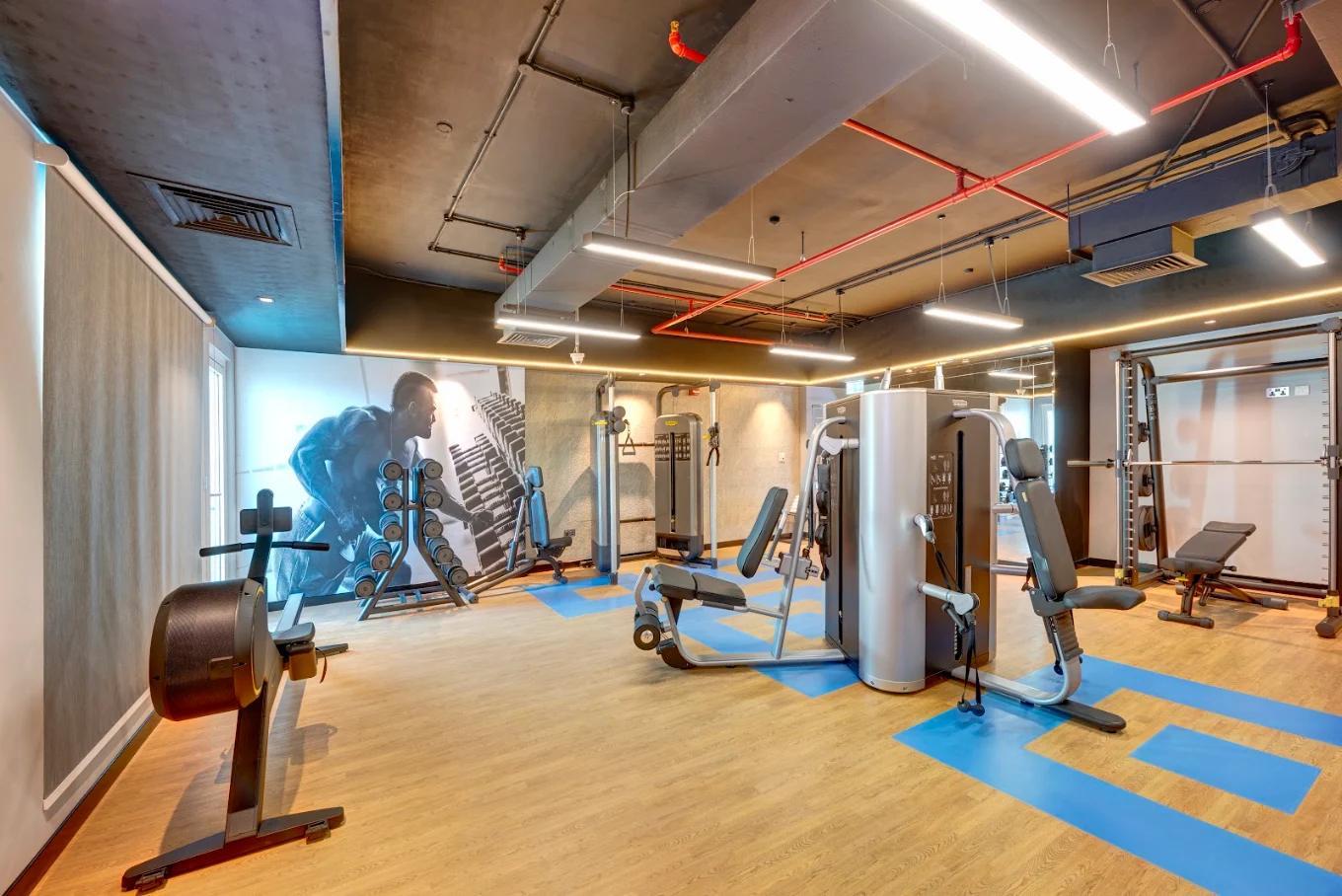 Royal Continental Suites: Gym