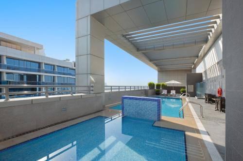 Royal Continental Suites: Pool