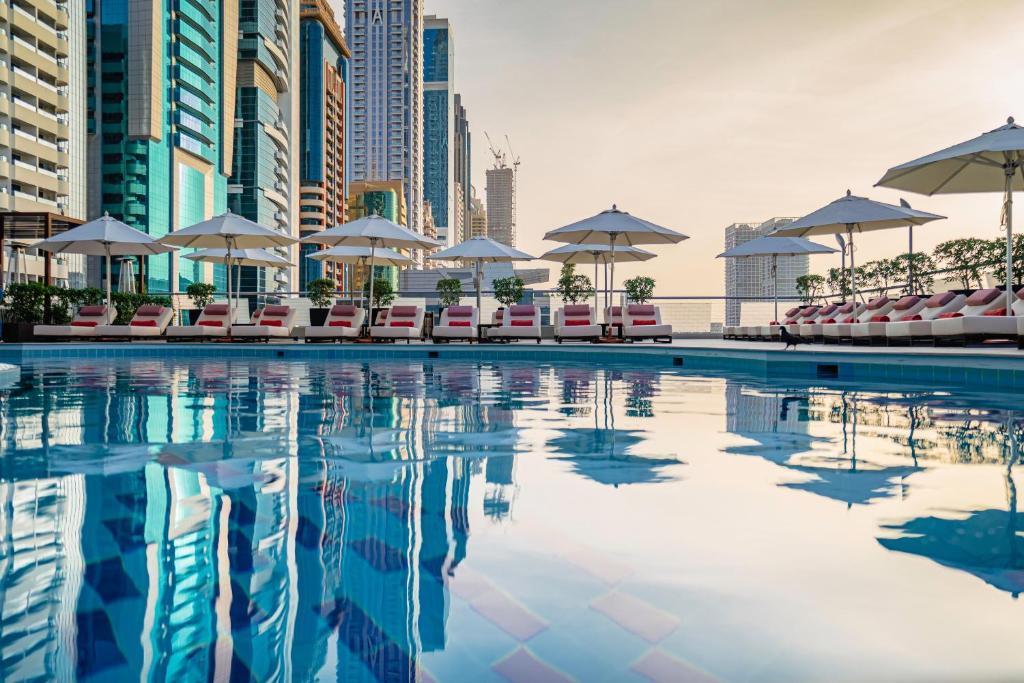 Towers Rotana: Pool