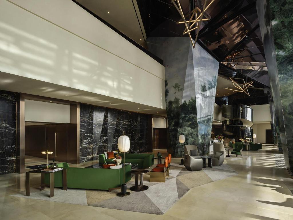 Uptown Tower: Lobby