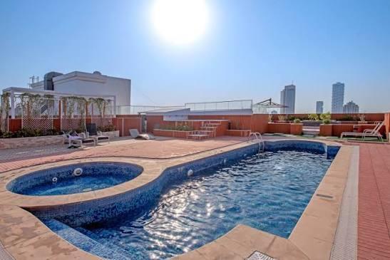 Zenith Towers: Pool
