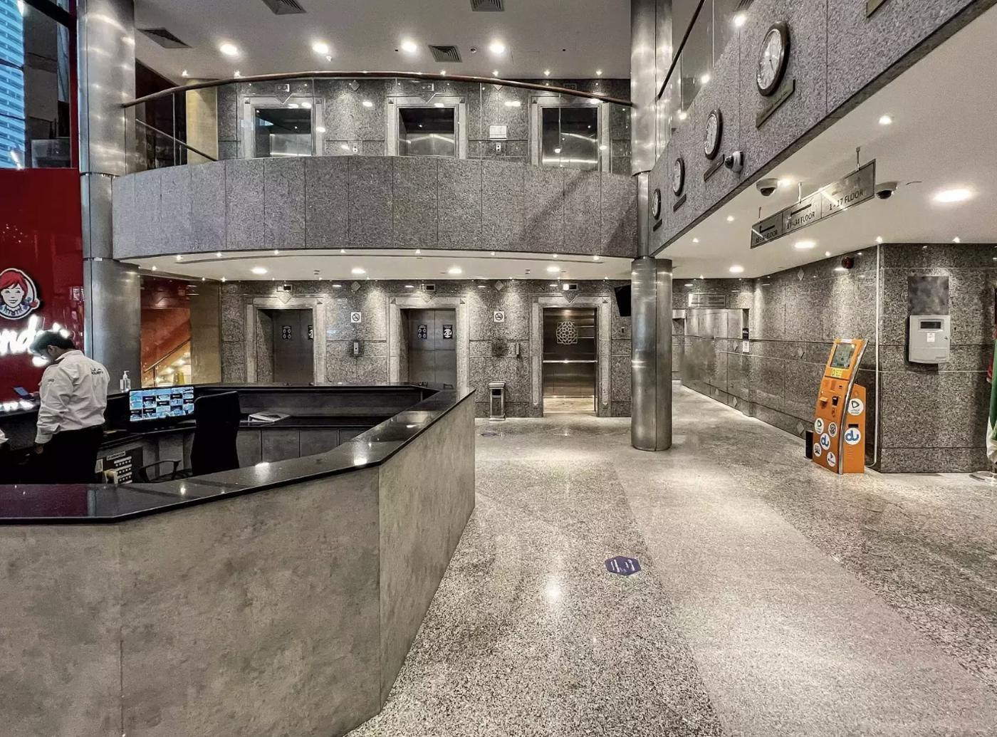 Al Saqr Business Tower: Lobby