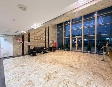 Azizi Daisy: Lobby