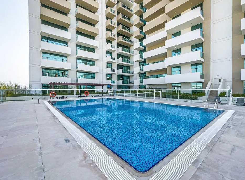 Azizi Farishta Residence: Pool