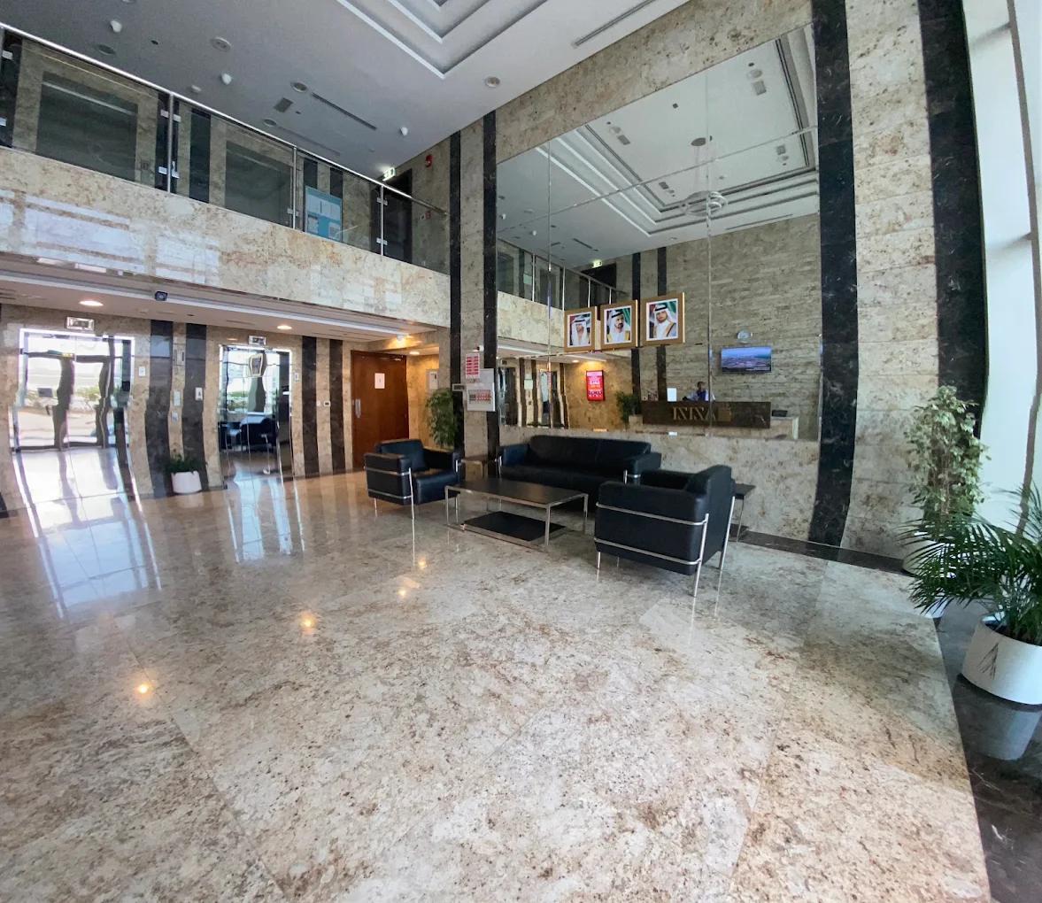 Azizi Freesia: Lobby