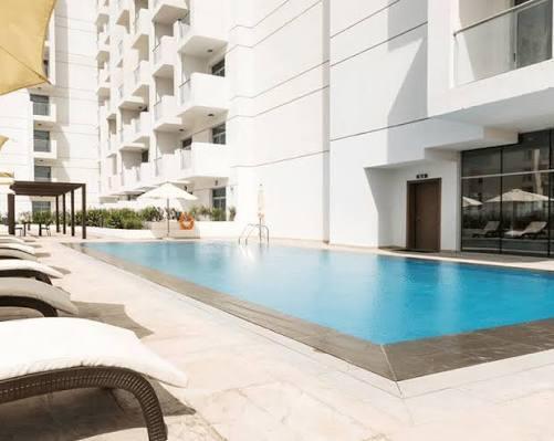 Azizi Freesia: Pool