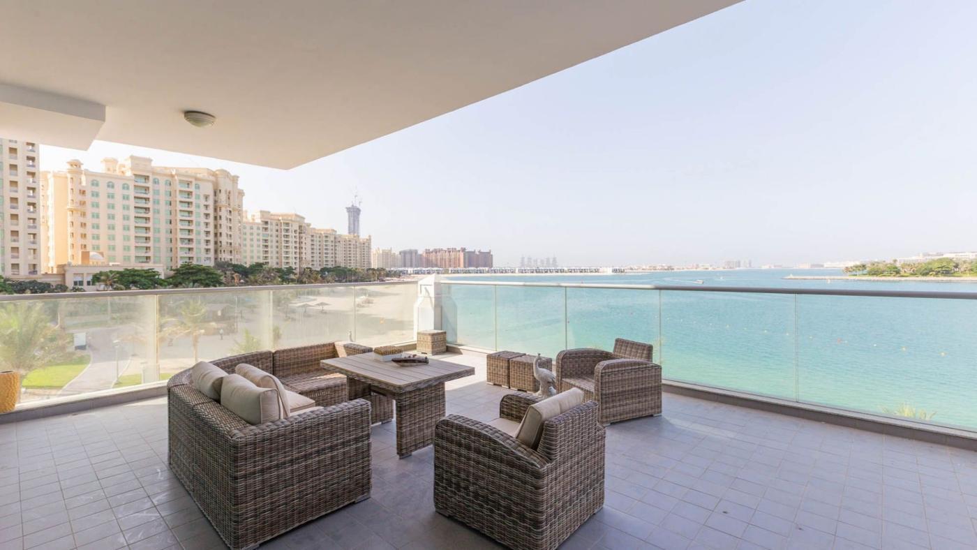 Azure Residence: Lobby