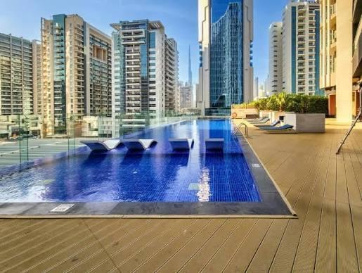 Bayz Tower: Pool
