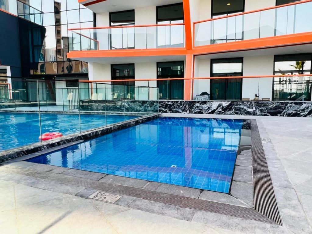 Binghatti Avenue: Pool