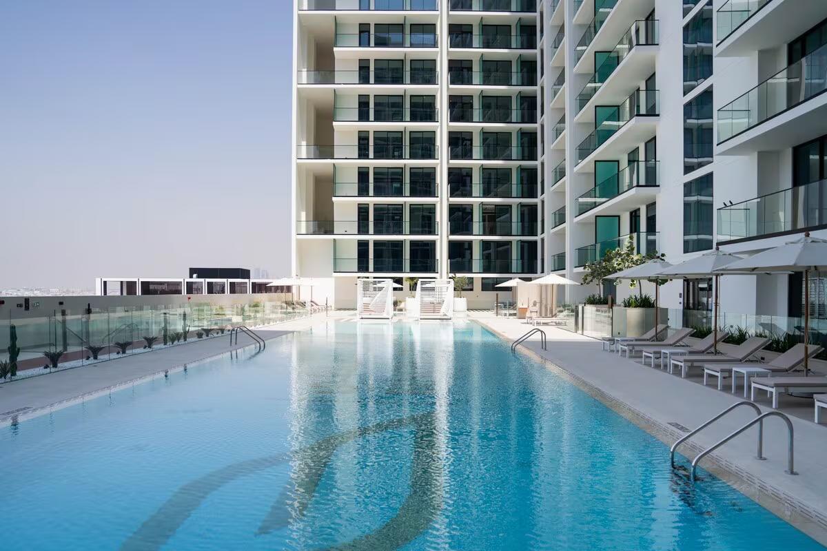 Binghatti Azure: Pool