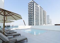 Binghatti House: Pool