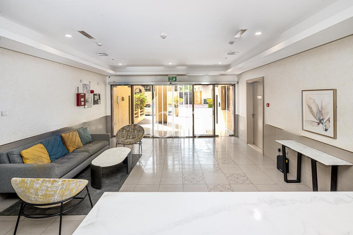 Blue Reef Building: Lobby