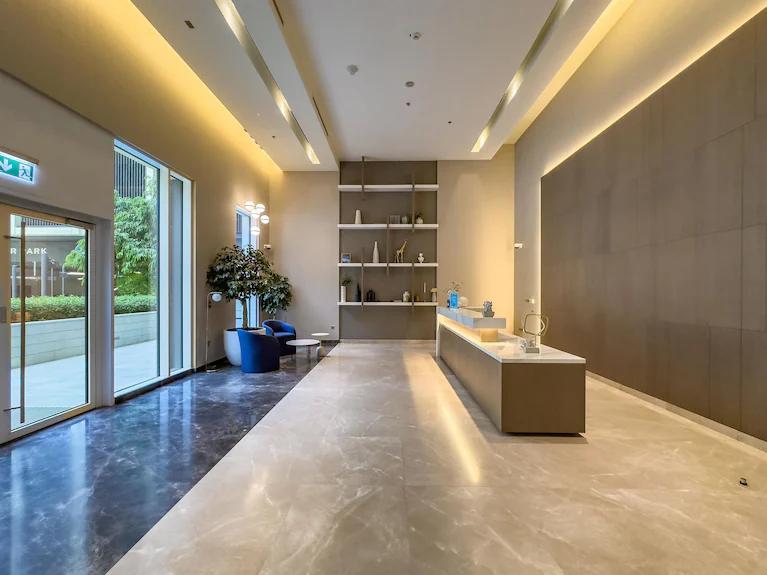 Creek Horizon: Lobby