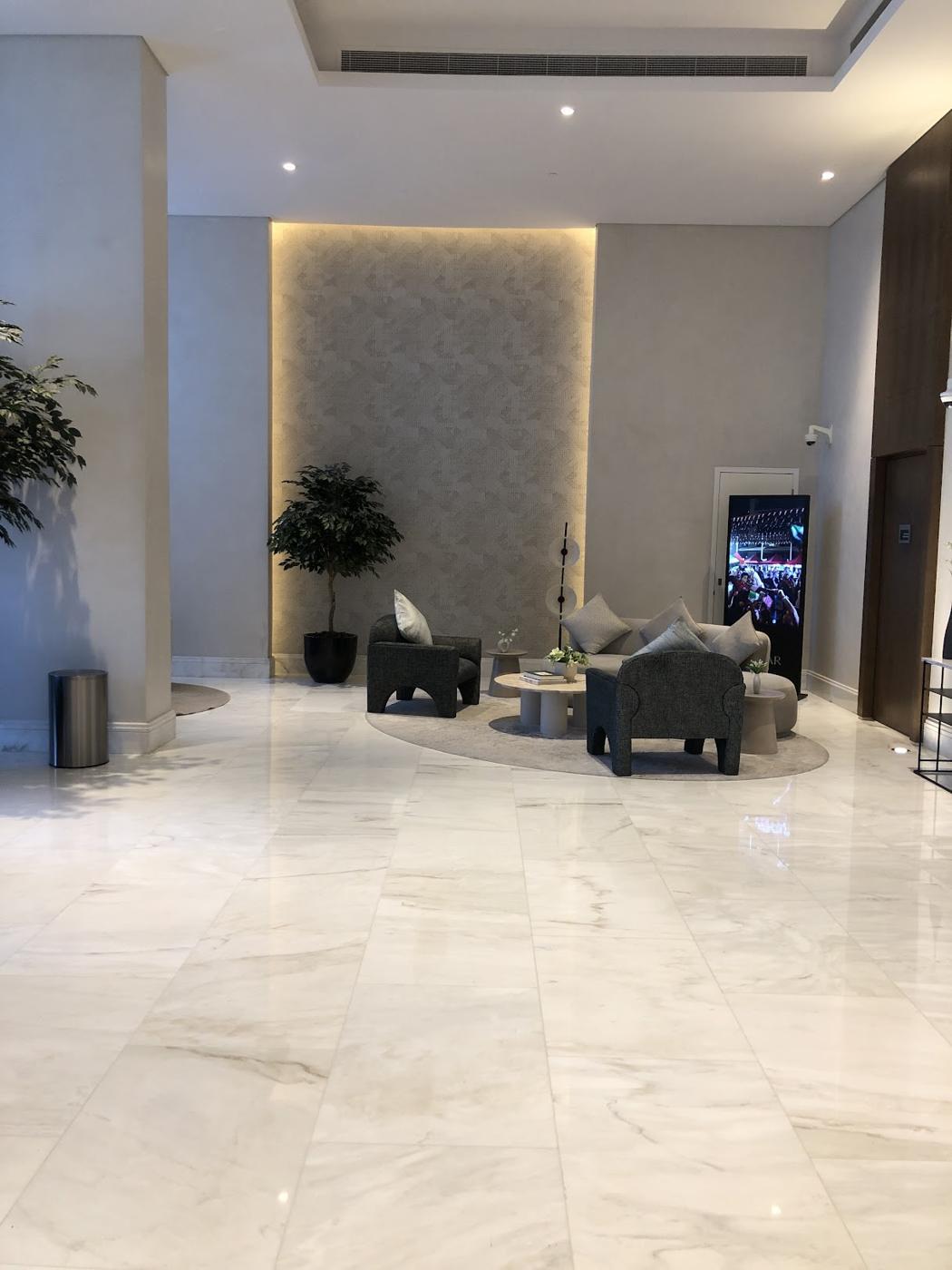Creek Rise: Lobby