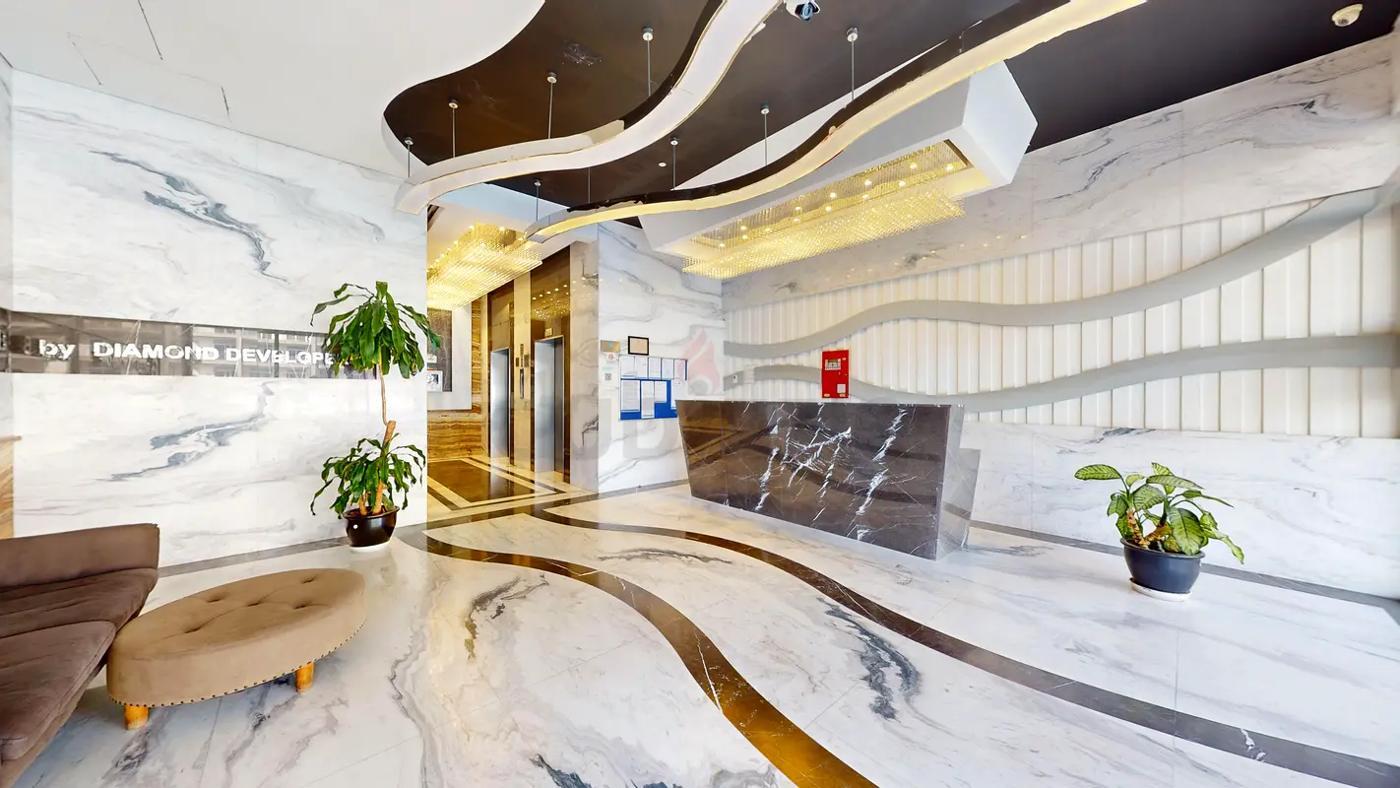 Green Diamond: Lobby