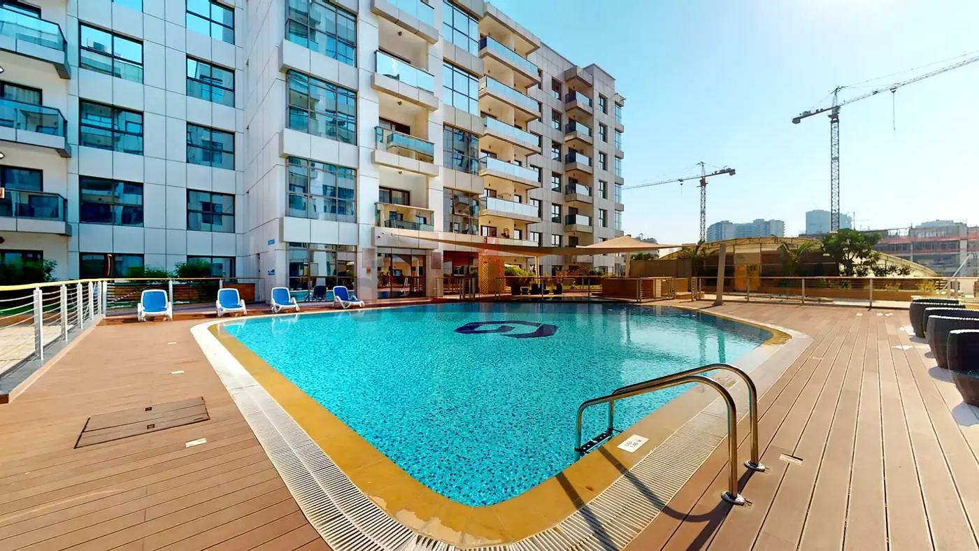 Green Diamond: Pool