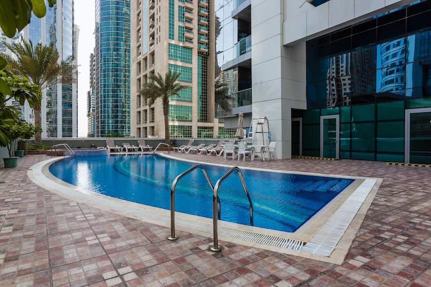 Indigo Icon Tower: Pool