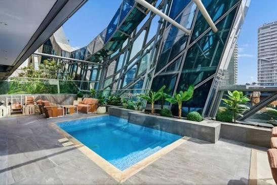 J One: Pool