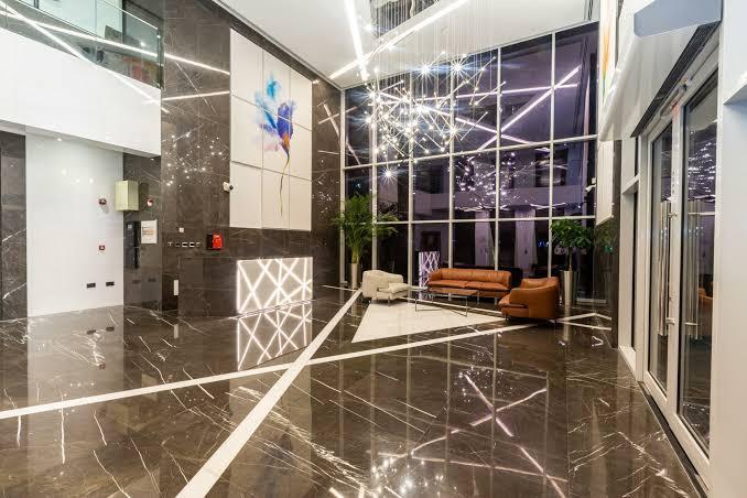 La Riviera Apartments: Lobby