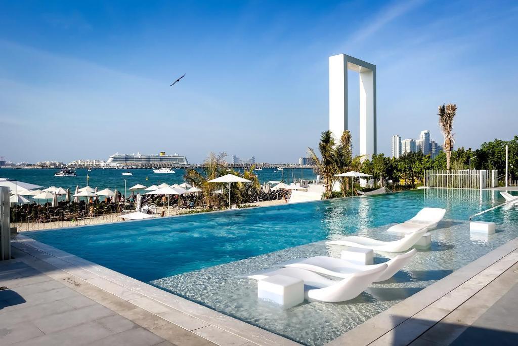 La Vie: Pool