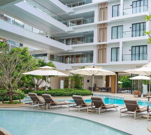 Laya Residences: Pool