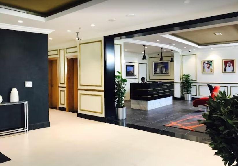 Lincoln Park - Sheffield: Lobby