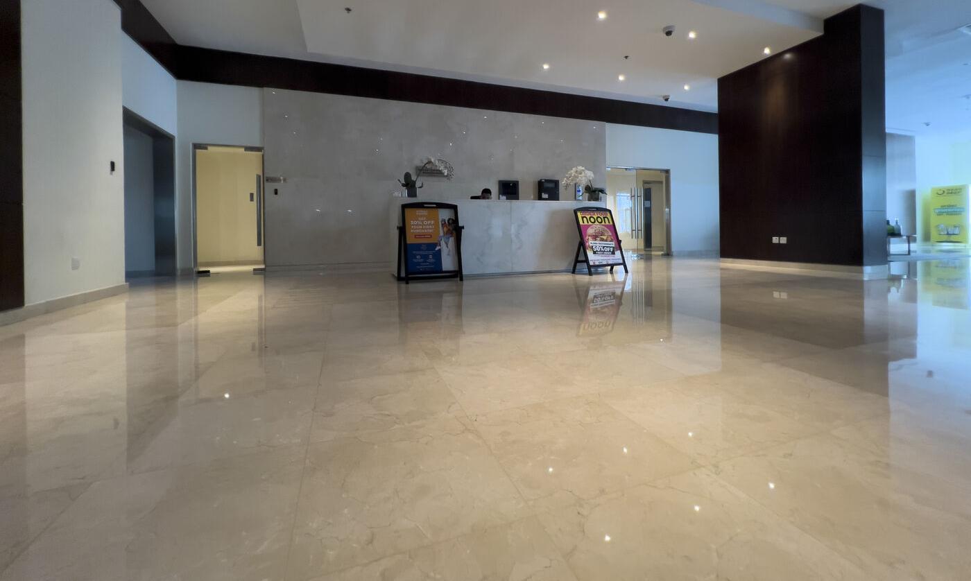 Marina Quays: Lobby