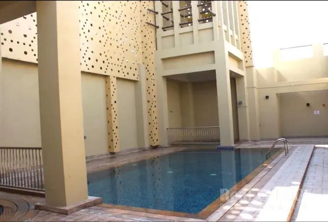 Niloofar: Pool