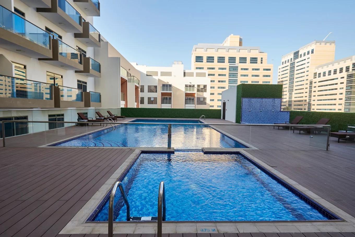 Plazzo Heights: Pool