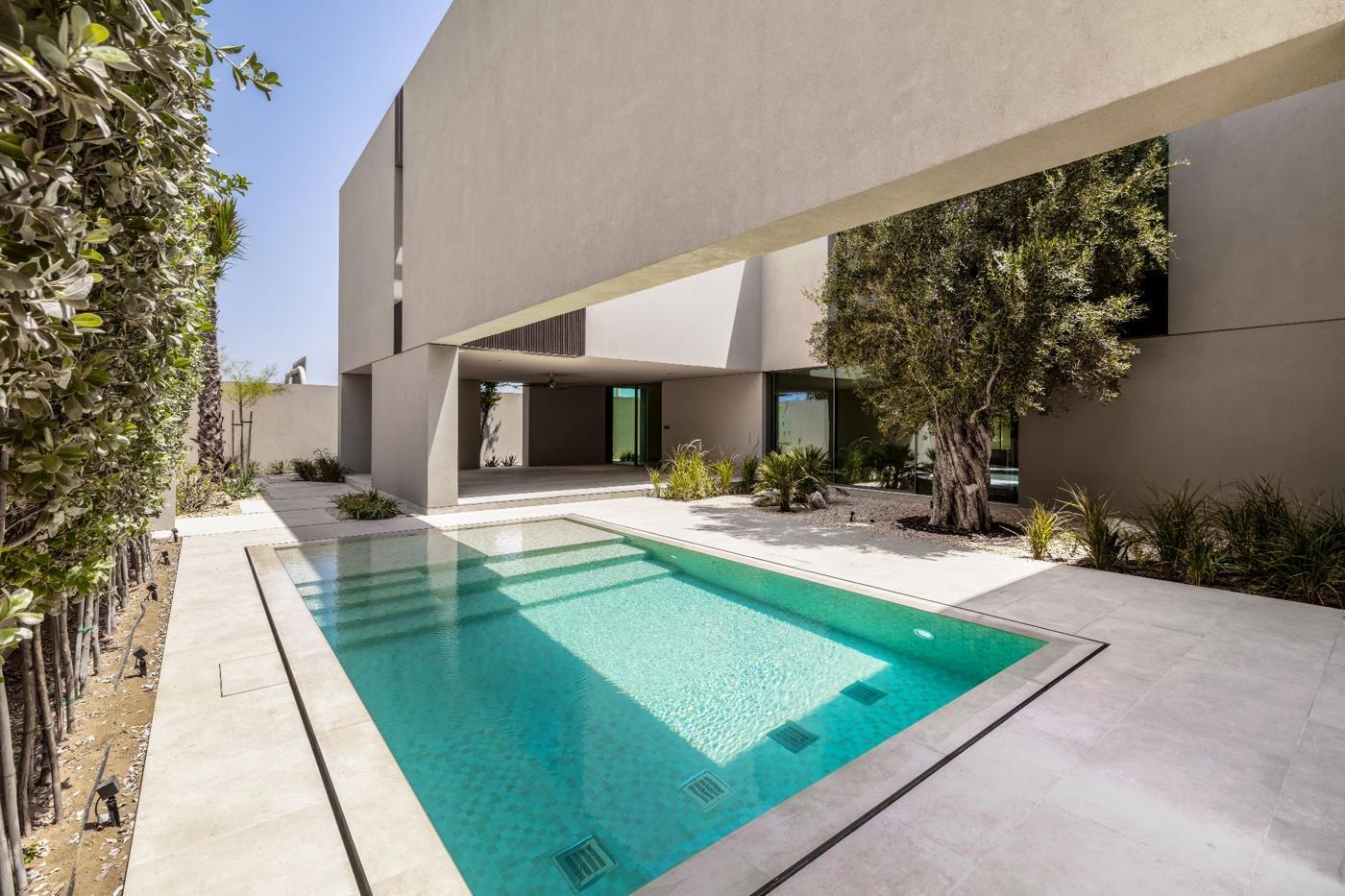 Rolex Tower: Pool