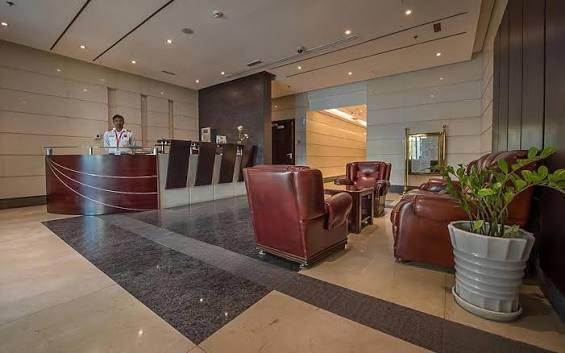 Royal Oceanic Tower: Lobby