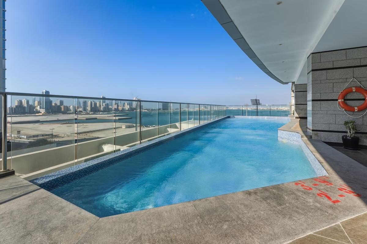 Sukoon Tower: Pool