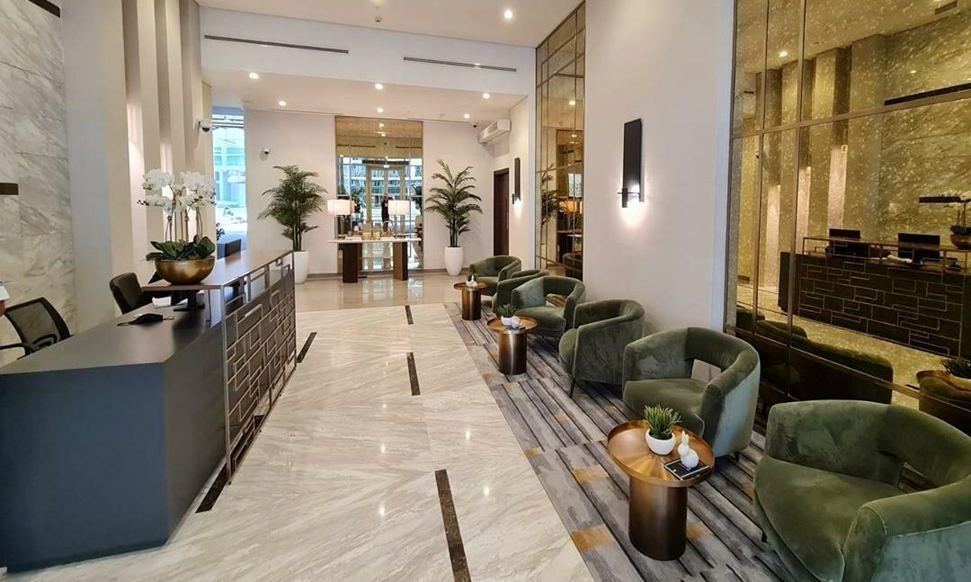 Vera Tower: Lobby