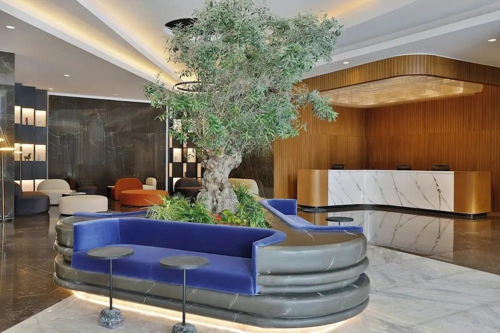 Alpha Green Tower: Lobby