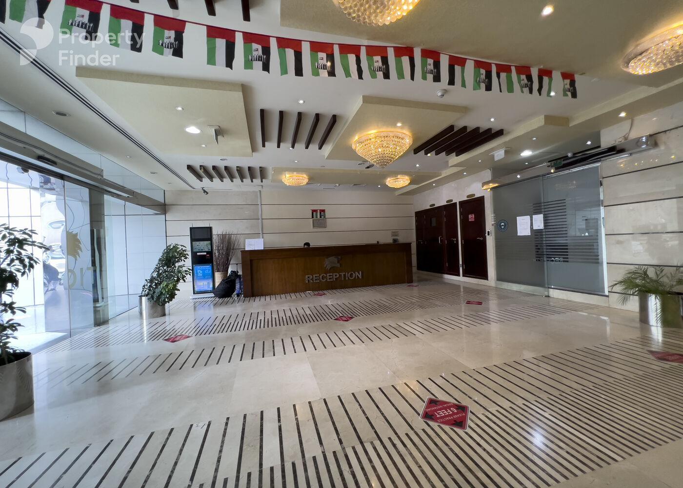 Marina Pinnacle: Lobby
