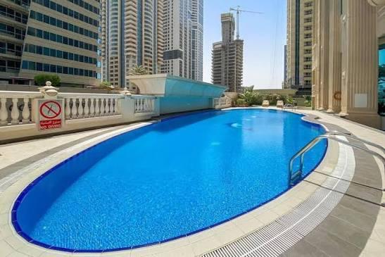 Marina Crown: Pool