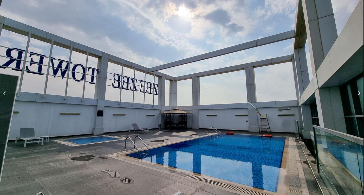 Zee Tower: Pool