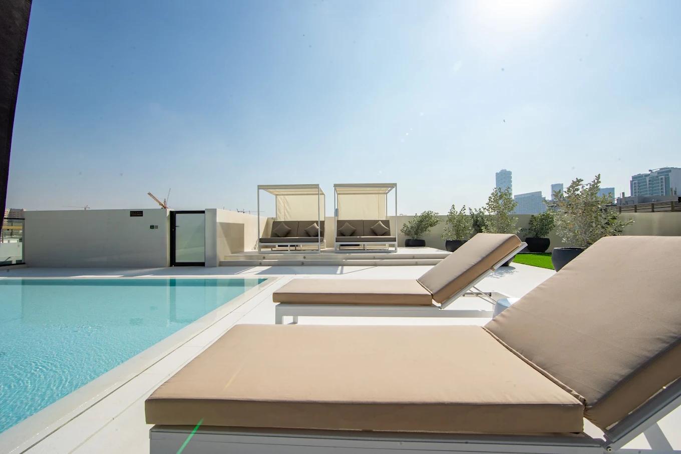 Binghatti Heights: Pool