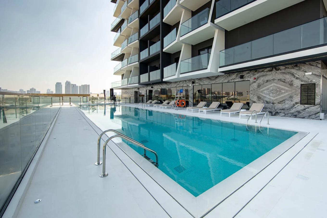 Binghatti Heights: Pool