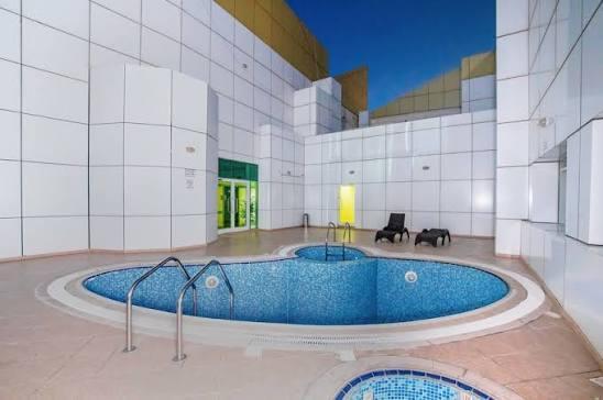 Lake City Tower: Pool