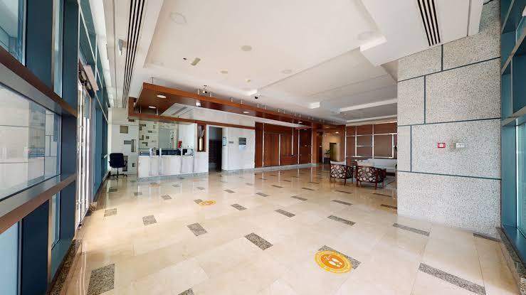 Lakeside Residence: Lobby